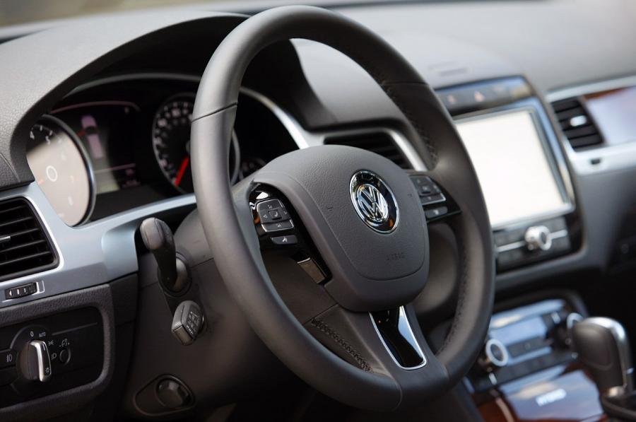  Volkswagen Touareg Hybrid 2011 года  (фото 23 из 49)